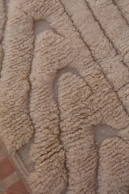 Tapis Berbère de Couloir Béni Ouarain Blanc Moderne à Reliefs Qualité Supérieure- 315 x 76 cm Néda