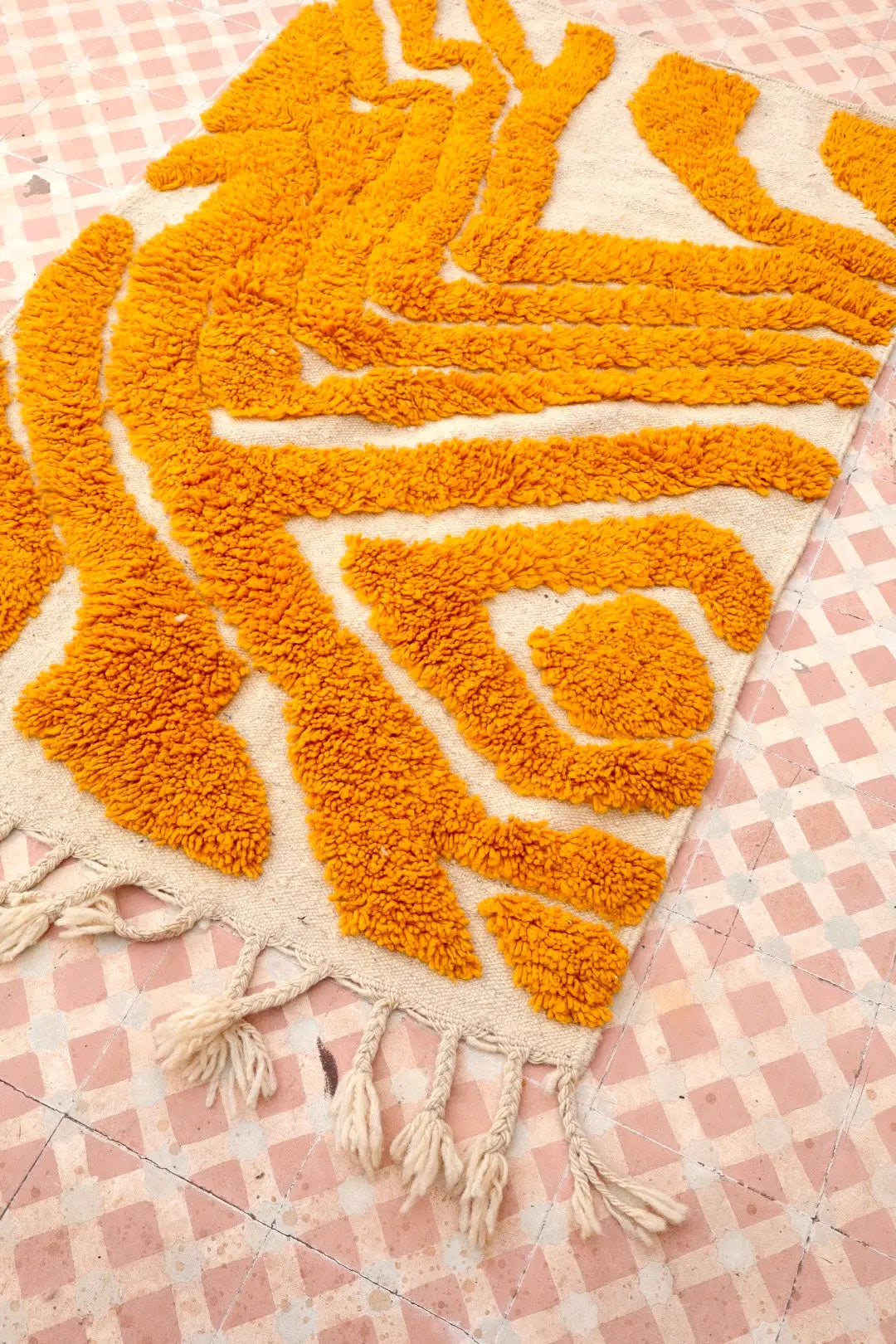 Tapis Berbère Jaune Moutarde Motifs Reliefs Abstrait- 144 x 97 cm Néda