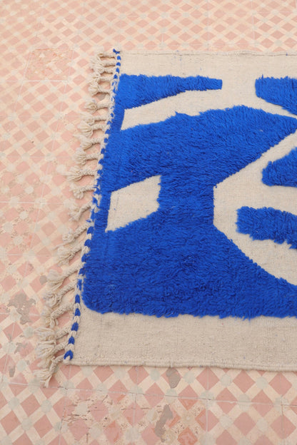 Tapis Berbère Béni Ouarain Moderne Bleu Klein À Reliefs - 202 x 127 cm Modèle Signature Néda