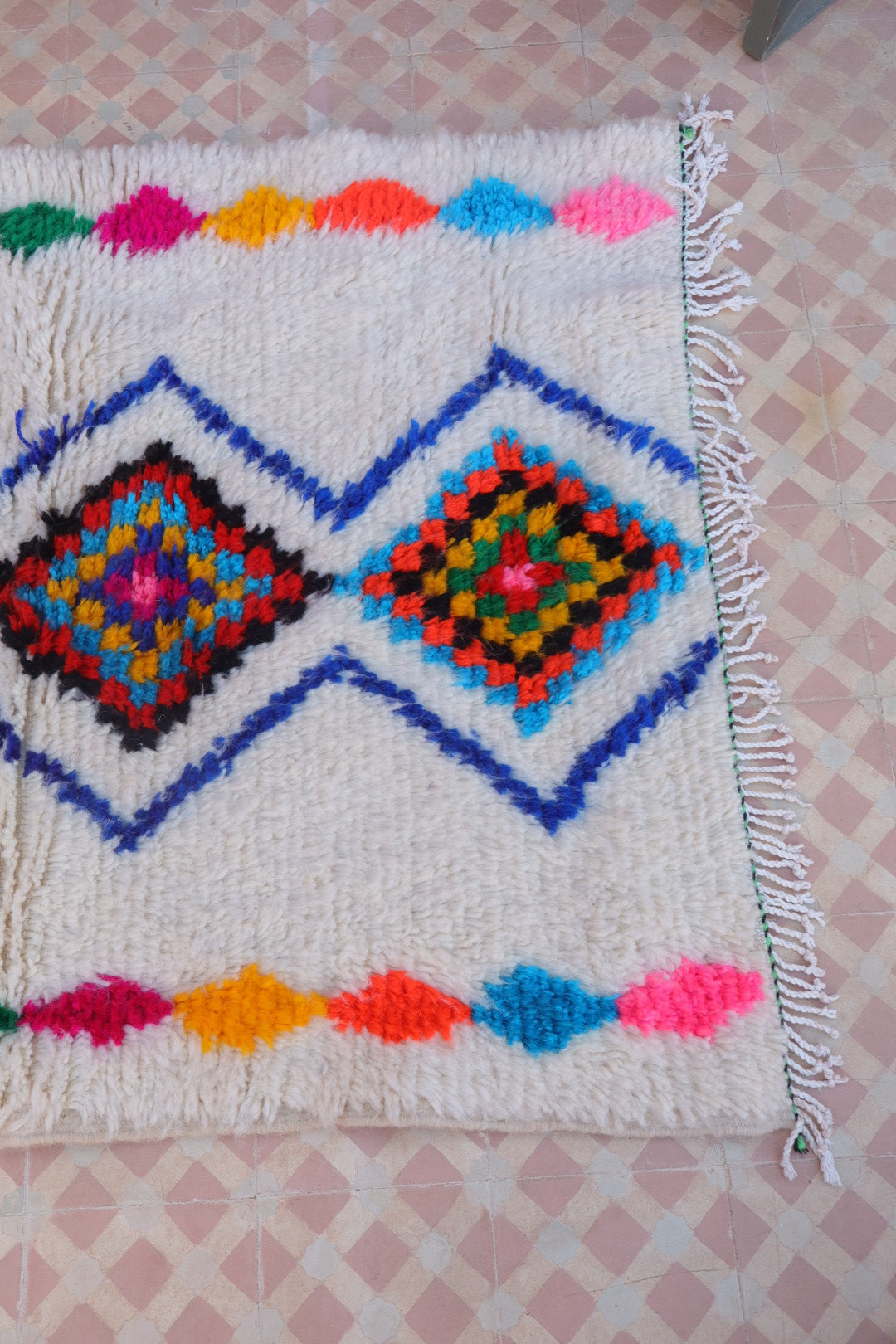 Tapis Berbère Azilal Blanc Motifs Losanges Colorés et Fluo- 152 x 102 cm Néda