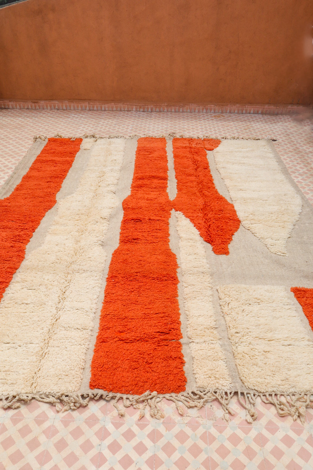 Beni Ouarain Modern Oranje en Wit Berber Reliëfdeken - 300 x 250 cm