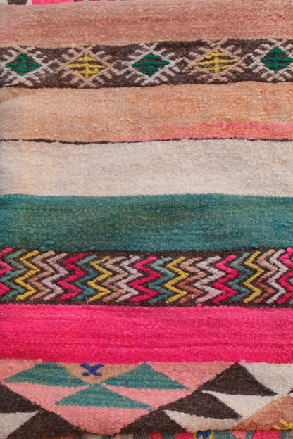 Puf bereber Kilim multicolor y rosa fluorescente