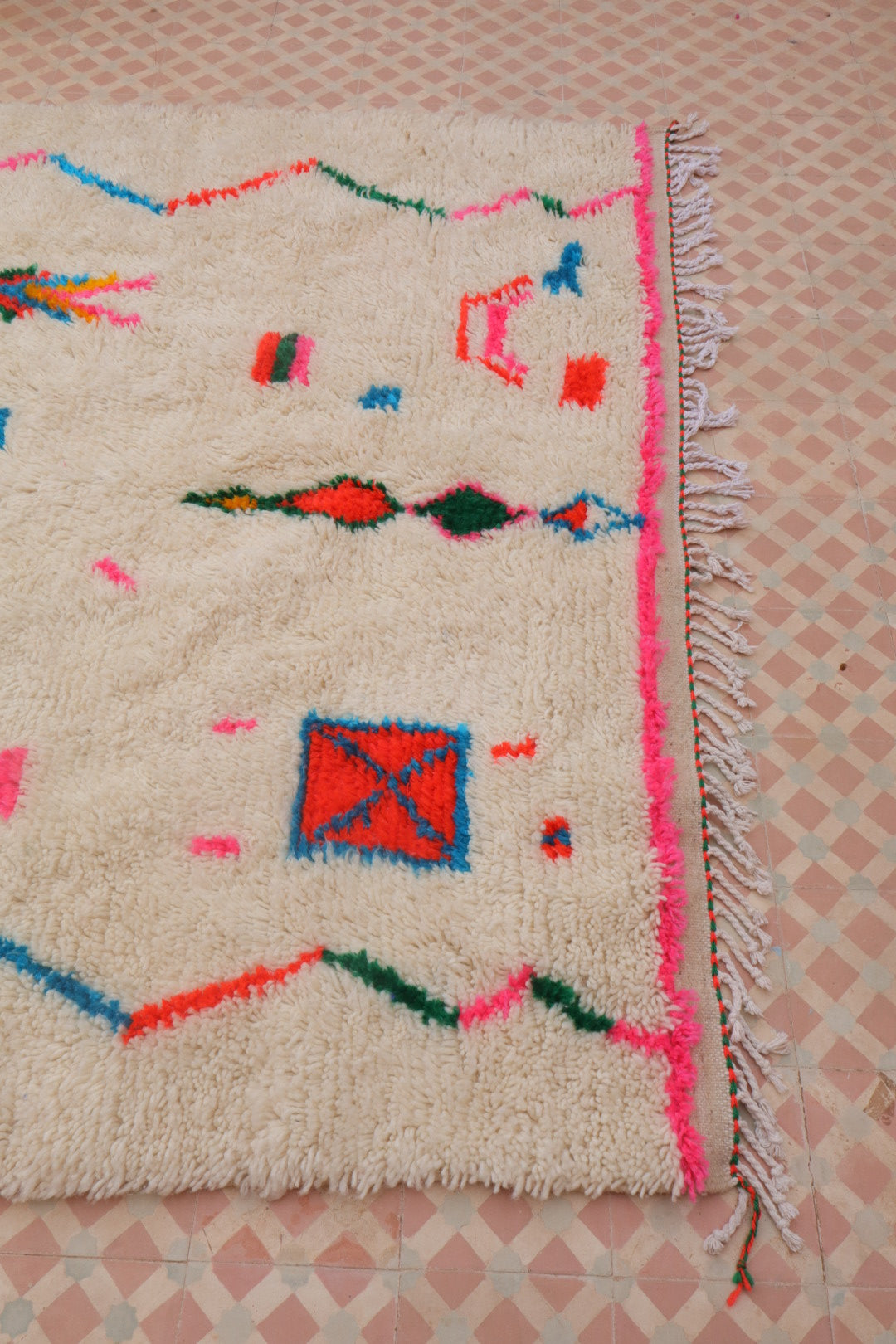 rug Berber Azilal White with Fluorescent Colored Patterns Pink Fluorescent Edges- 310 x 194 cm 