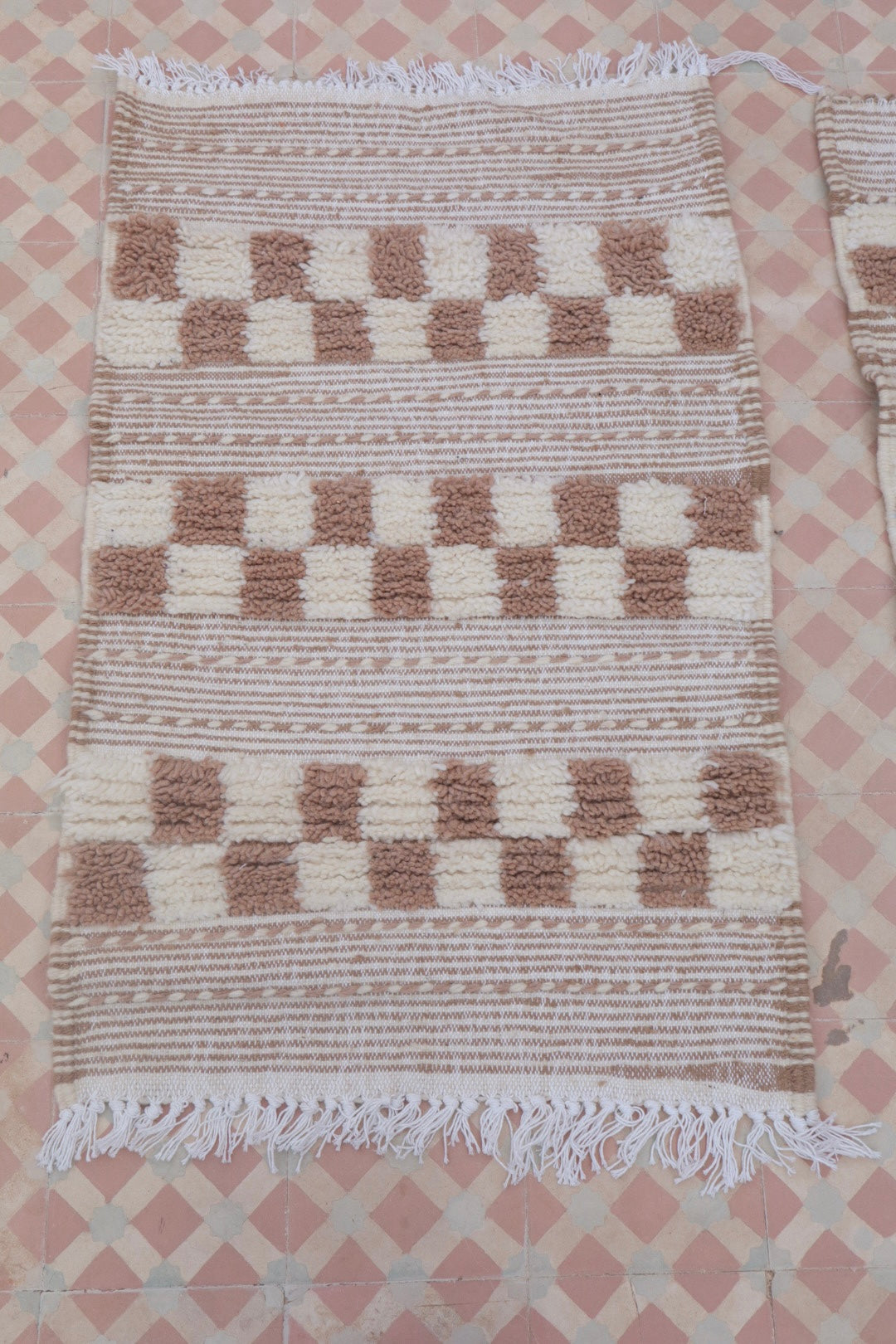 Tapis berbère Descente de lit à damiers beige et blanc et Kilim zanafi