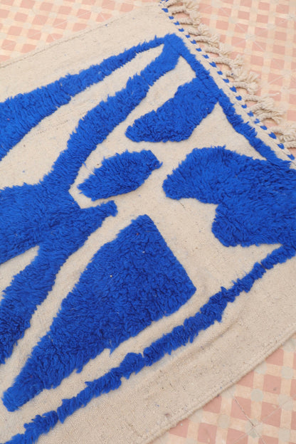 Tapis Berbère Béni Ouarain Moderne Bleu Klein À Reliefs - 202 x 127 cm Modèle Signature Néda