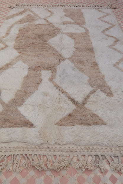 Tapis Berbère Béni Ouarain Blanc à Motifs Abstraits Beige Foncé Shaggy - 236 x 155 cm Néda