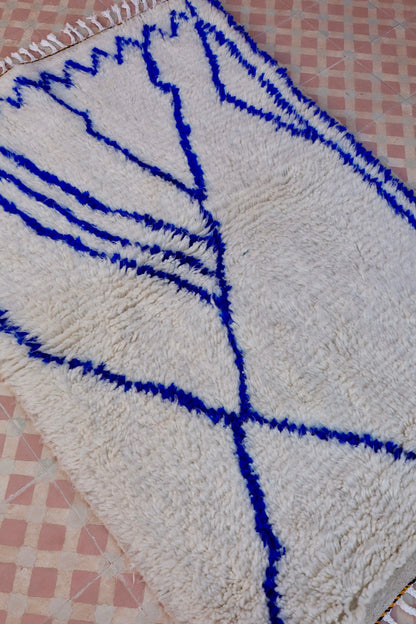 Tapis Berbère Azilal Motifs Abstraits Bleu Klein- 146 x 96 cm Néda