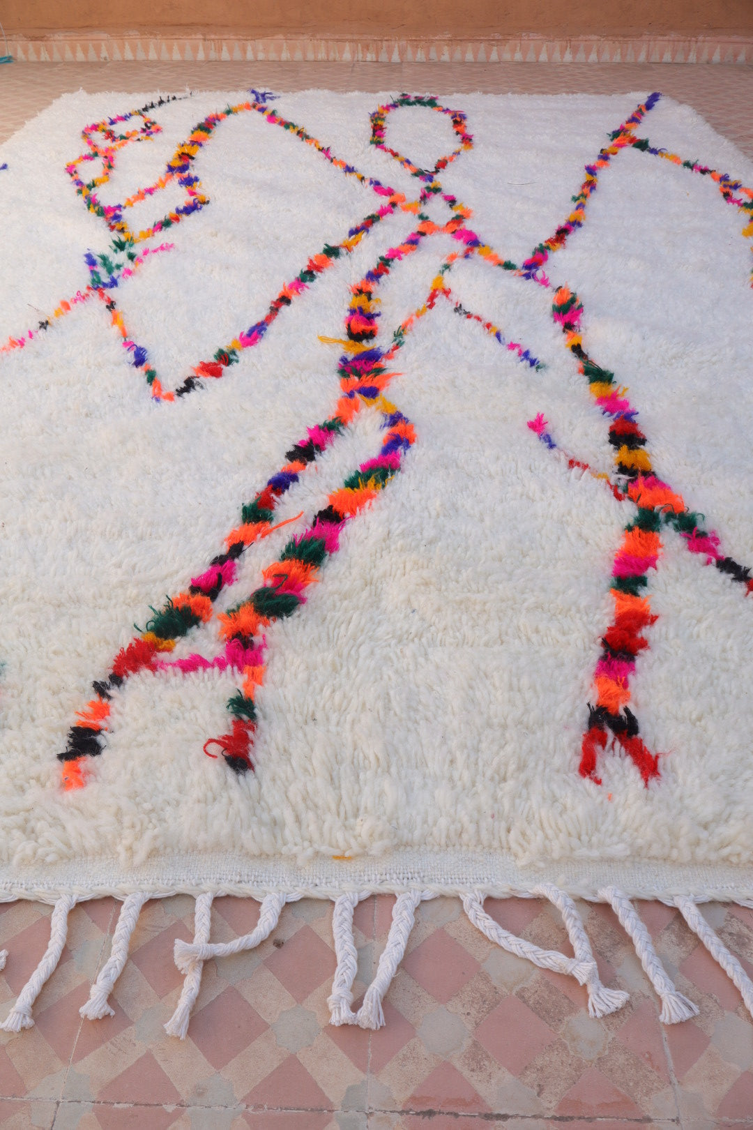 Tapis Azilal Berbère Blanc à Motifs Colorés et Fluo – Fait main- 307 x 207 cm Néda