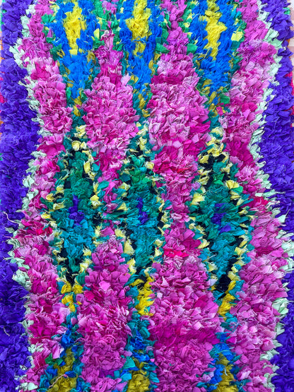 tapis berbère boucherouite de couloir rose et violet à motifs fluo, tapi sberbère de couloir fait-main upcyclé, tapis berbère coucherouite de couloir rose et violet 