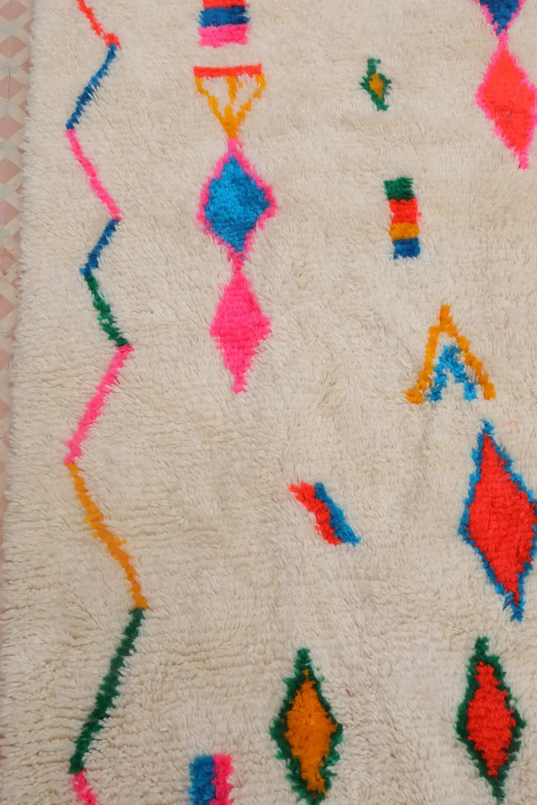 سجادة بربرية ملونة بيضاء بنقوش متعددة الألوان وحواف وردية - أزيلال نيدا