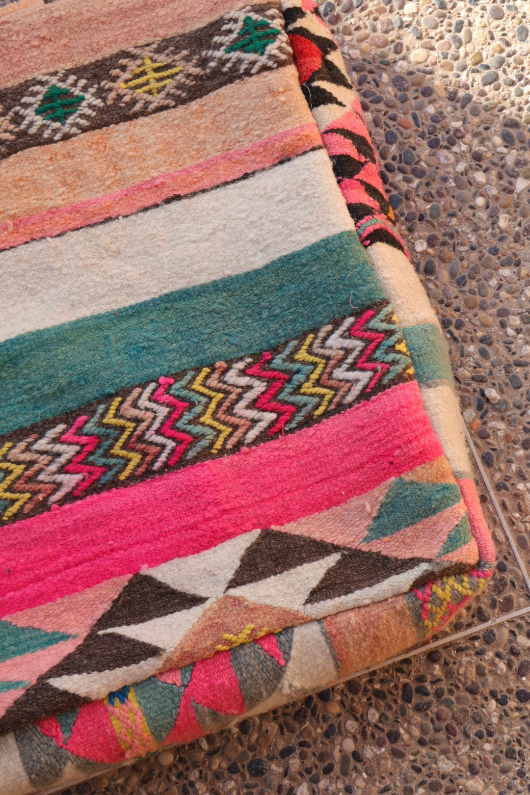 Puf bereber Kilim multicolor y rosa fluorescente