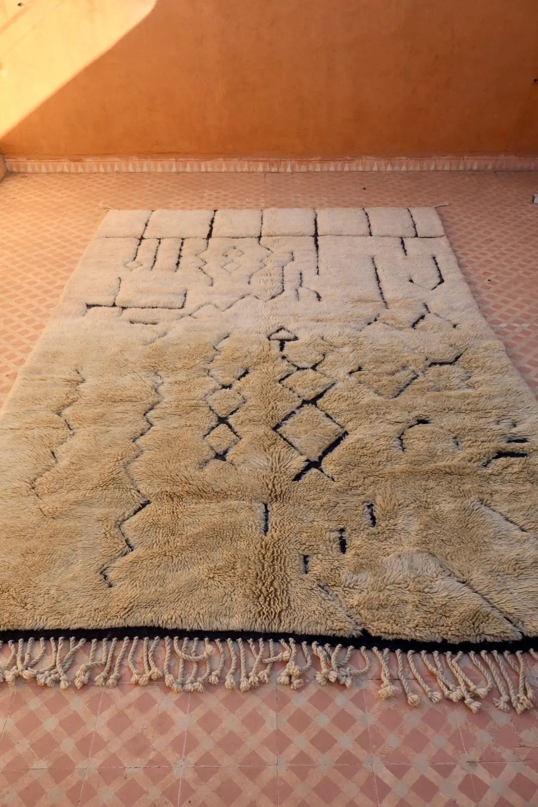 Tapis Berbère Mrirt Foncé Motifs Abstraits Reliefs Noirs - 311 x 200 cm Néda