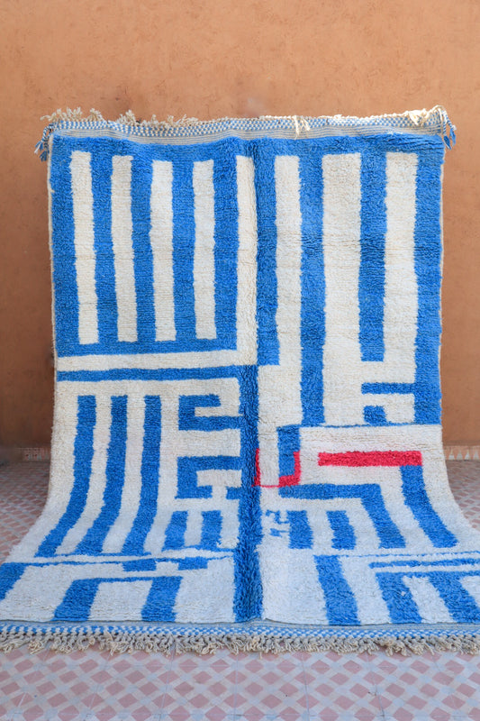 Tapis marocain berbère béni ouarain bleu motifs labyrinthe bleu ciel blanc et rose contemporain moderne 
