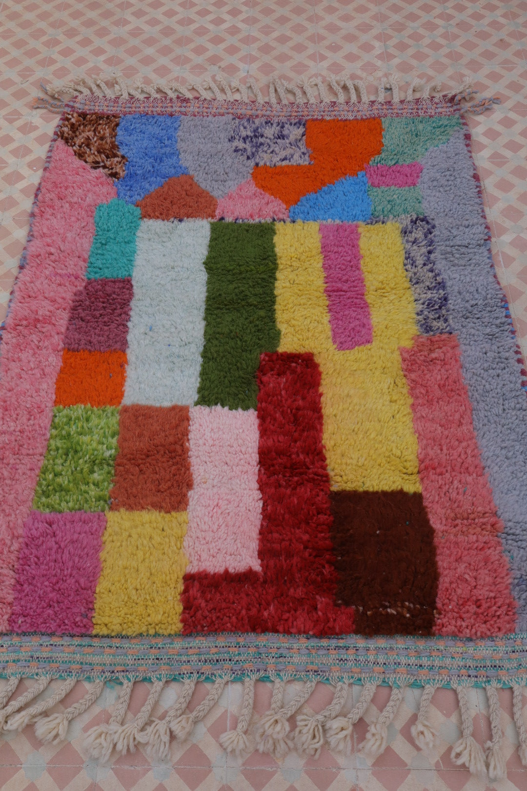 Tapis berbère multicolore rose, jaune violet lilas rouge sur trame colorée shaggy, tapis descente de lit tapis berbère chambre d’enfant fait main en laine coloré 