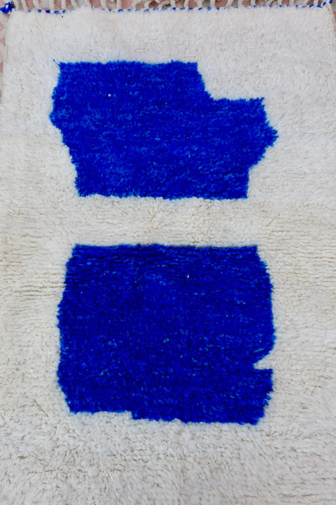 Tapis Berbère Béni Ouarain Blanc et Bleu Majorelle Moderne- 152 x 100 cm Néda