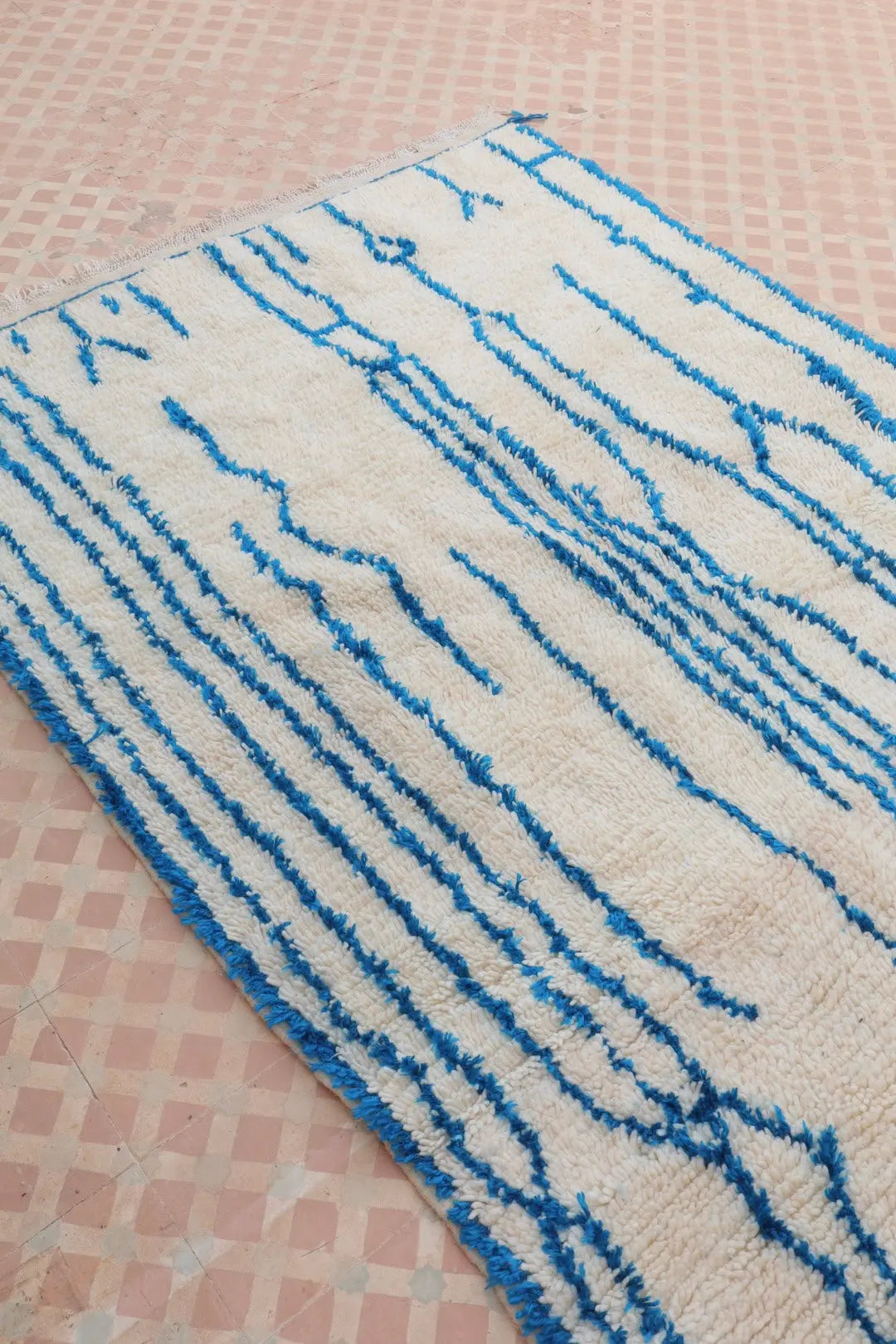 Tapis Berbère Azilal Blanc Motifs Abstraits Bleu- 239 x 139 cm Néda