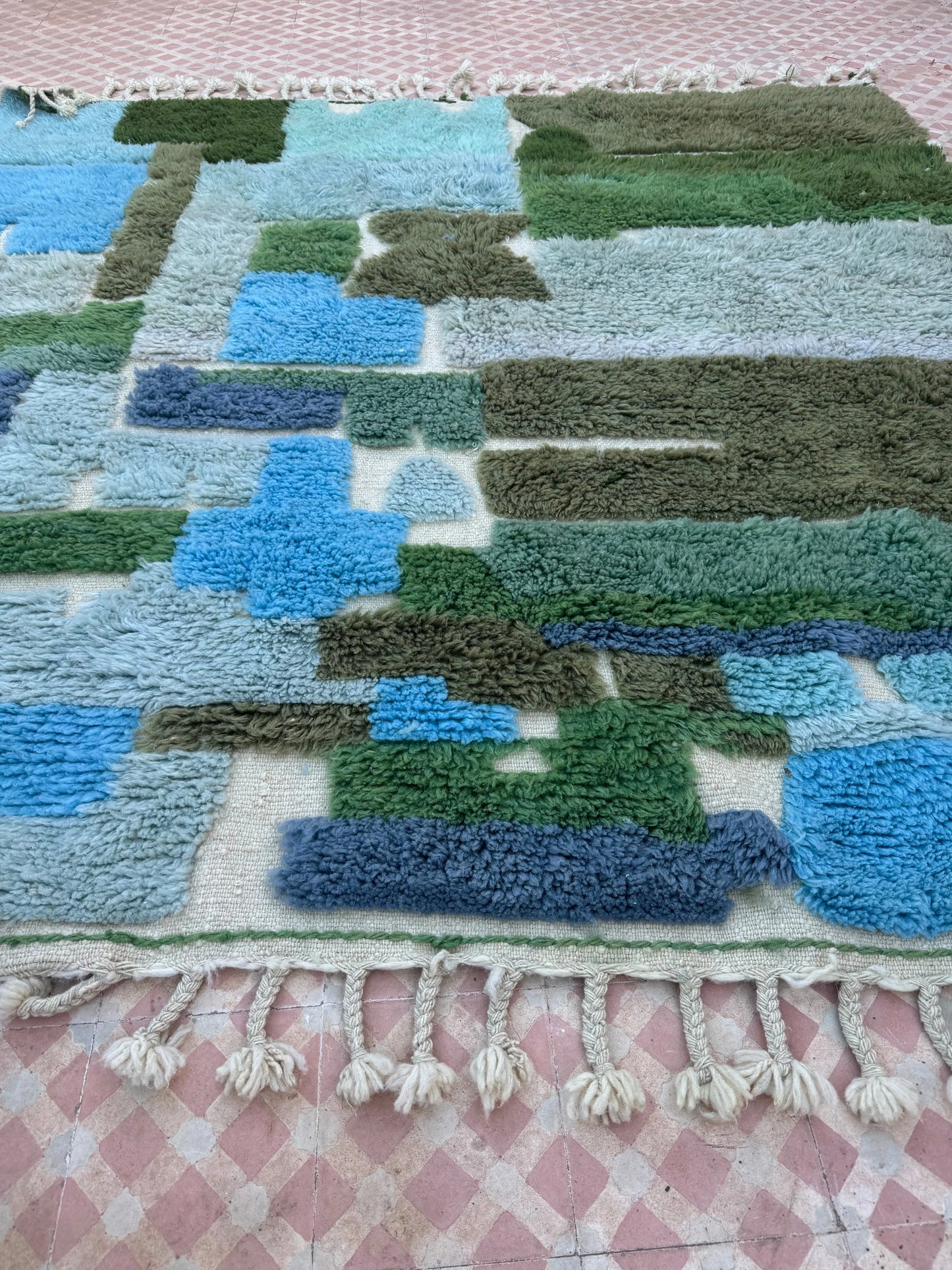 Tapis Berbère Motifs Abstraits Reliefs Bleu Vert Modèle Signature -227 x 220 cm Néda