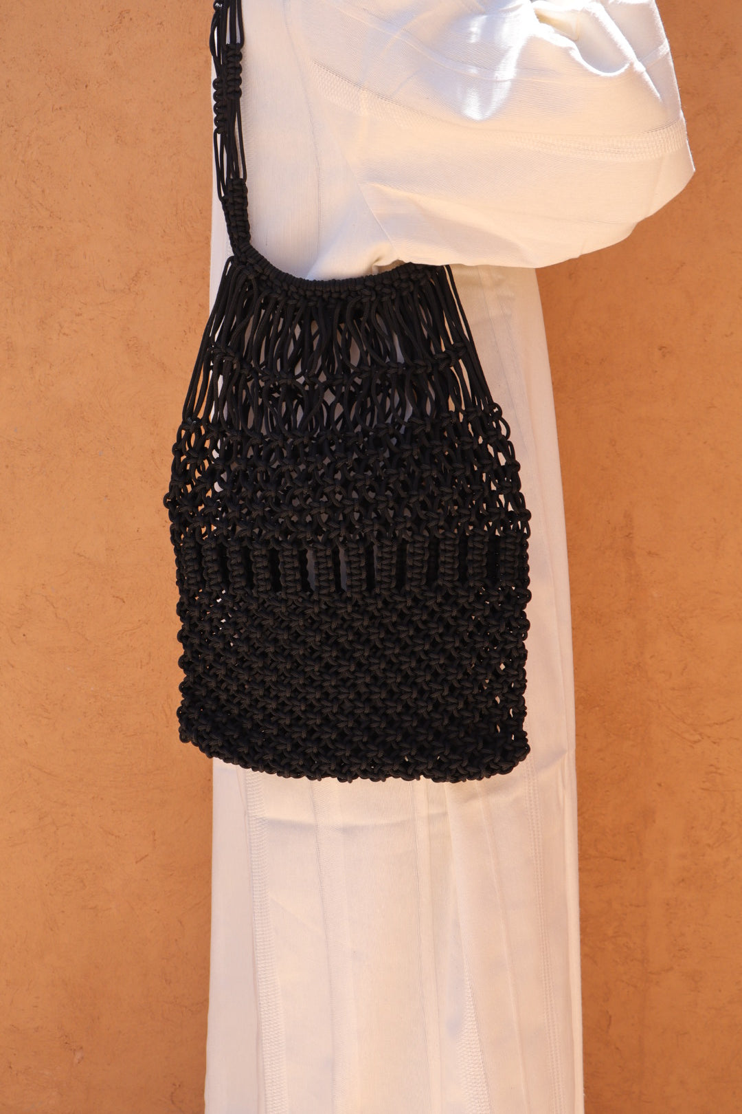 <img src="{{ 'sac-crochet-nylon-macrame-noir.jpg' | asset_url }}" alt="Sac en crochet et nylon noir fait main, porté à l'épaule, style macramé, idéal pour un look tendance et artisanal, disponible en plusieurs coloris" title="Sac en crochet et nylon noir fait main - Macramé">