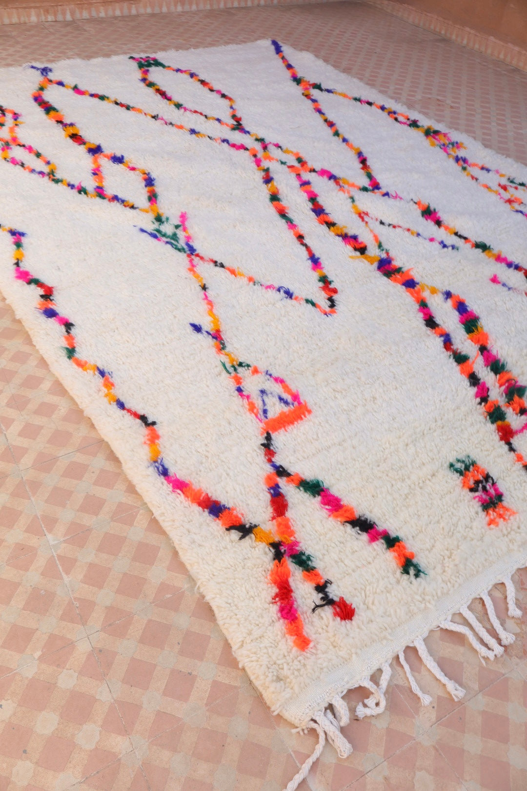 Tapis Azilal Berbère Blanc à Motifs Colorés et Fluo – Fait main- 307 x 207 cm Néda