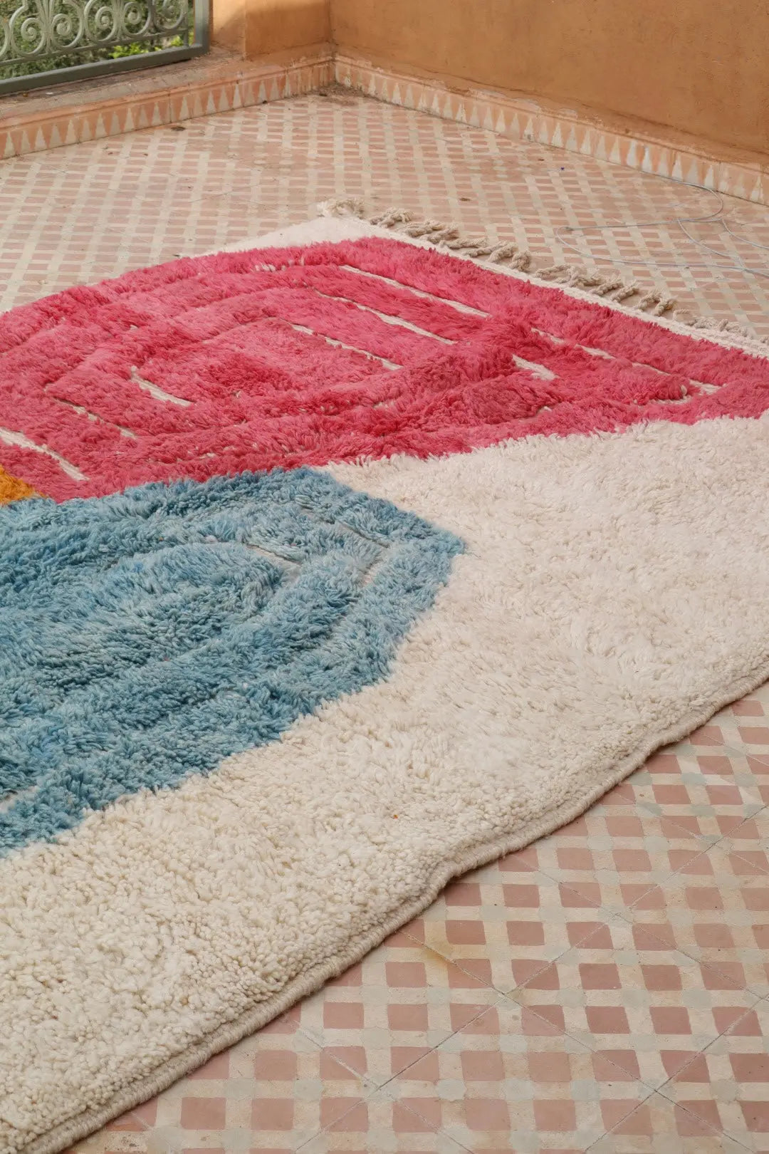 Tapis Berbère Blanc à Motifs Colorés Contemporain à Reliefs Béni Ouarain - 292 x 194 cm Néda