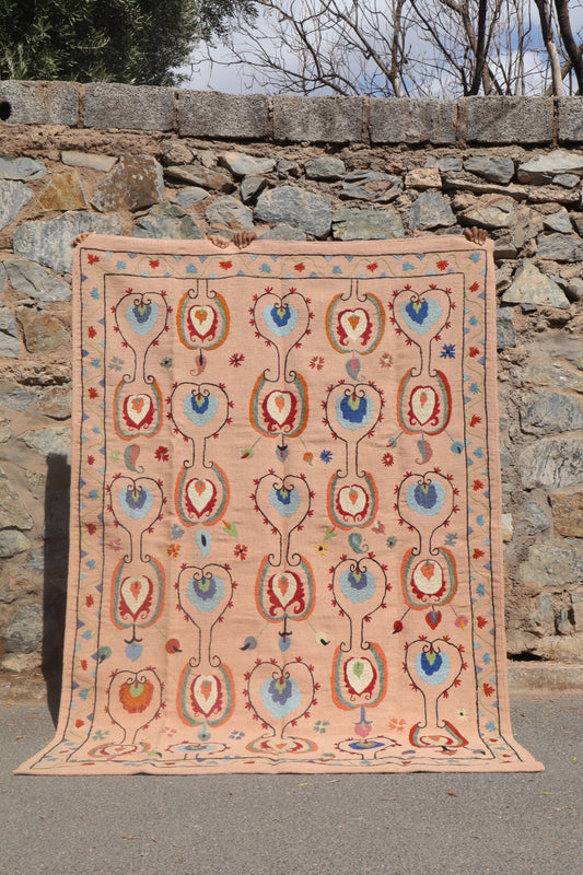 Tapis kilim suzani saumon à motifs multicolore, kilim suzani brodé fait main d’Afghanistan