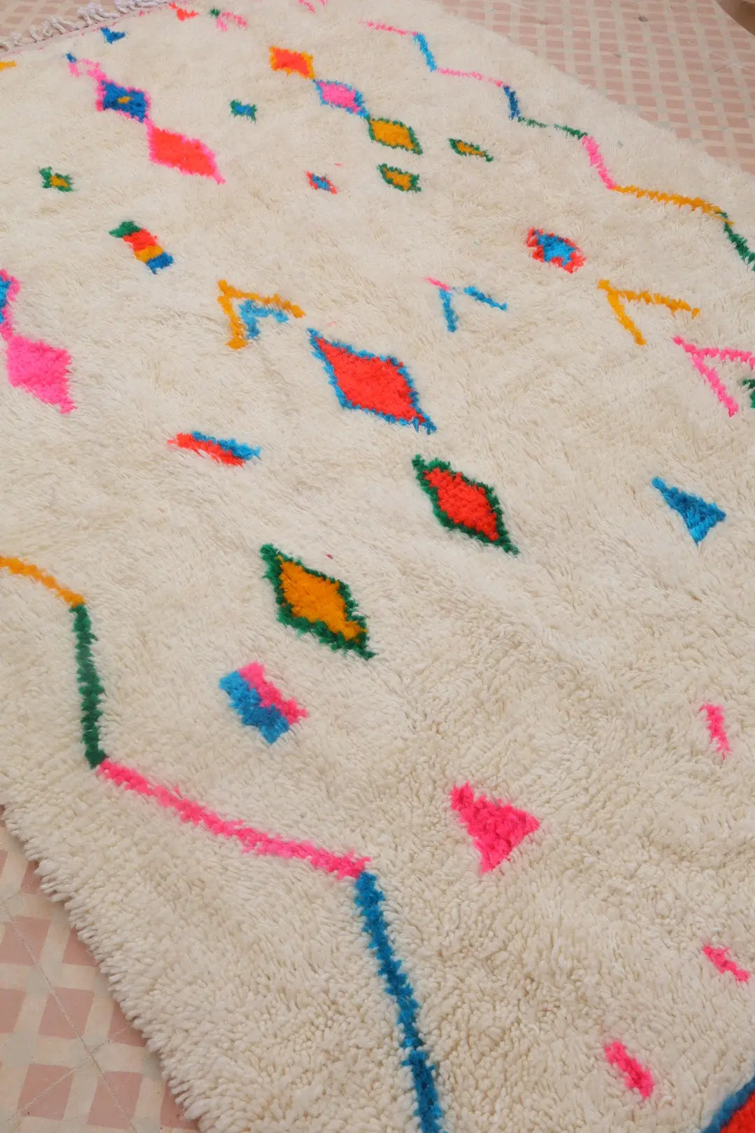 سجادة بربرية ملونة بيضاء بنقوش متعددة الألوان وحواف وردية - أزيلال نيدا