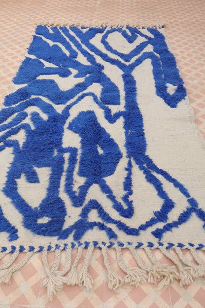 Tapis Berbère Béni Ouarain Moderne Bleu Klein À Reliefs Abstrait - Modèle signature - 205 x 108 cm Néda