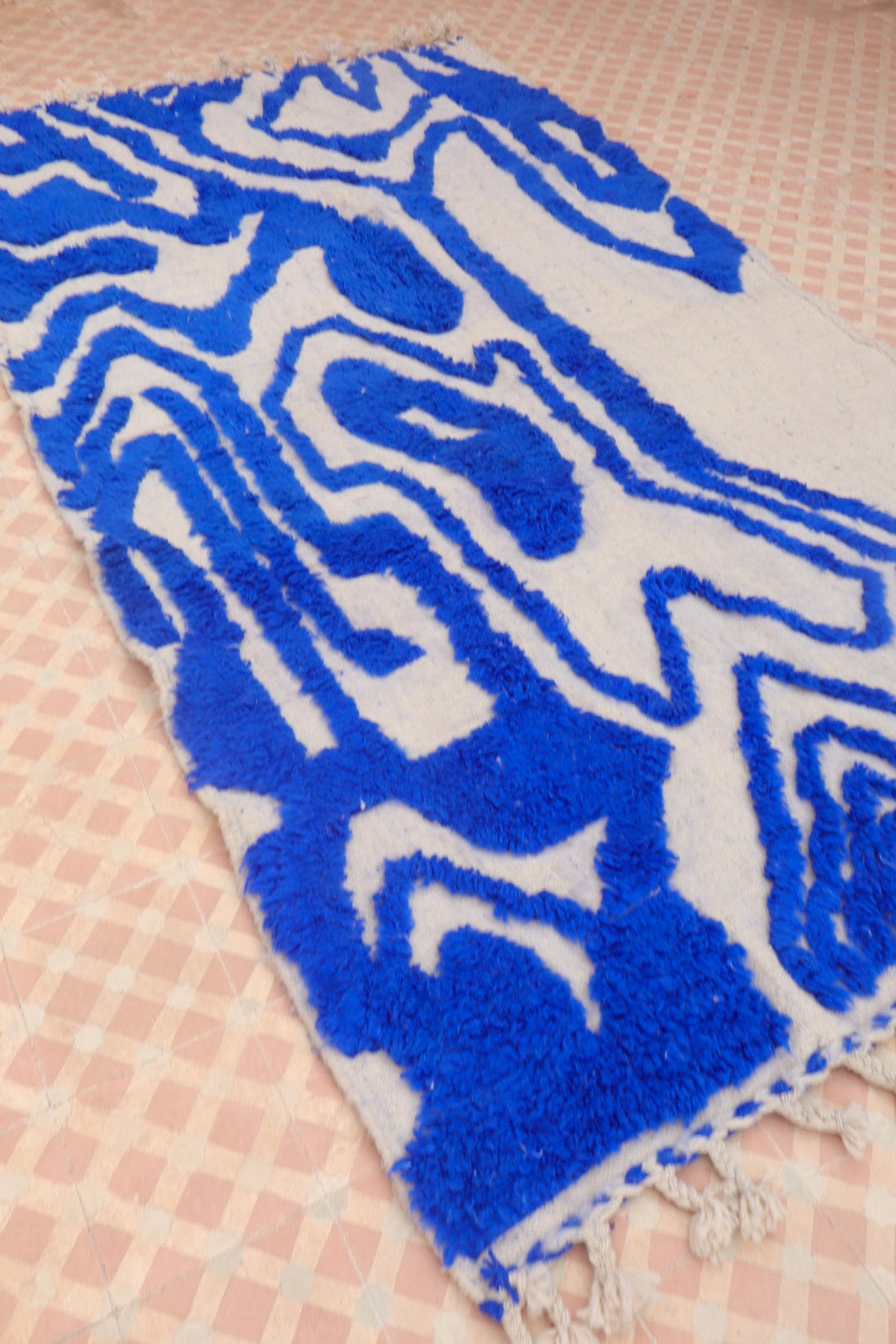 Tapis Berbère Béni Ouarain Moderne Bleu Klein À Reliefs Abstrait - Modèle signature - 260 x 141 cm Néda