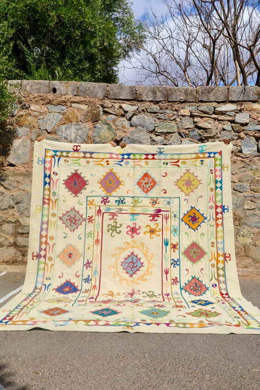 Tapis kilim suzani blanc à motifs multicolore, kilim suzani brodé fait main d’Afghanistan