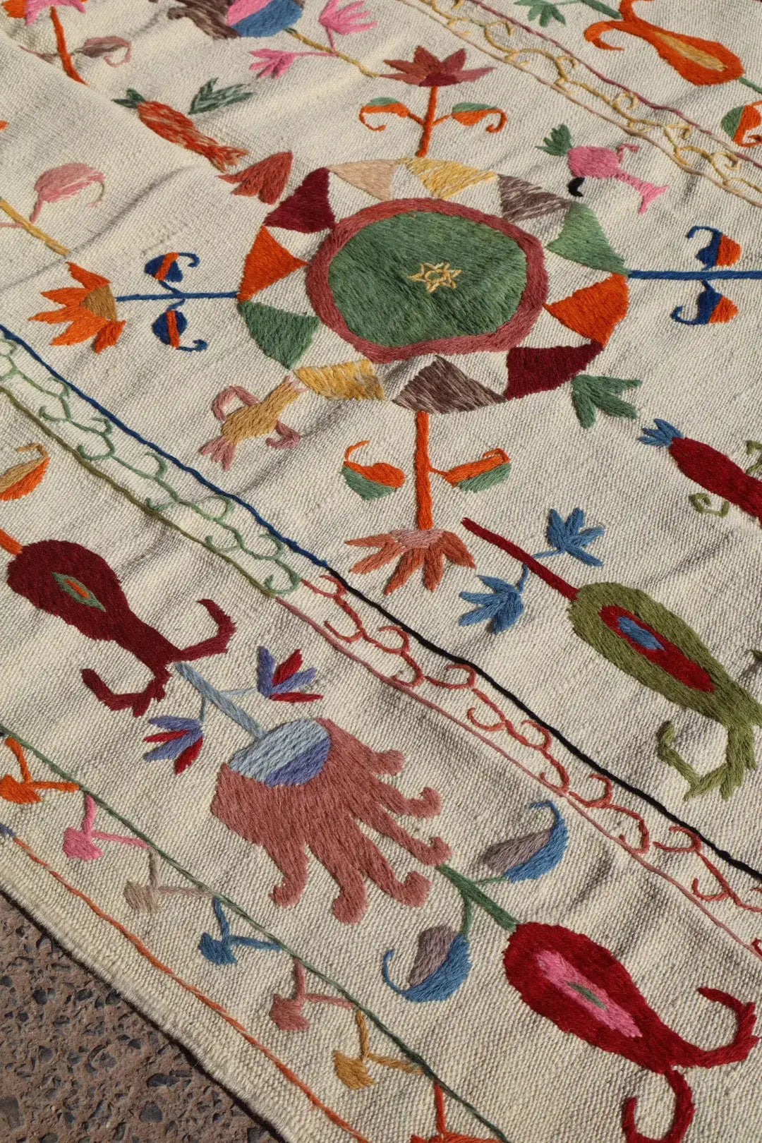 Tapis Kilim Suzani Blanc Multicolore – 180 x 120 cm Néda