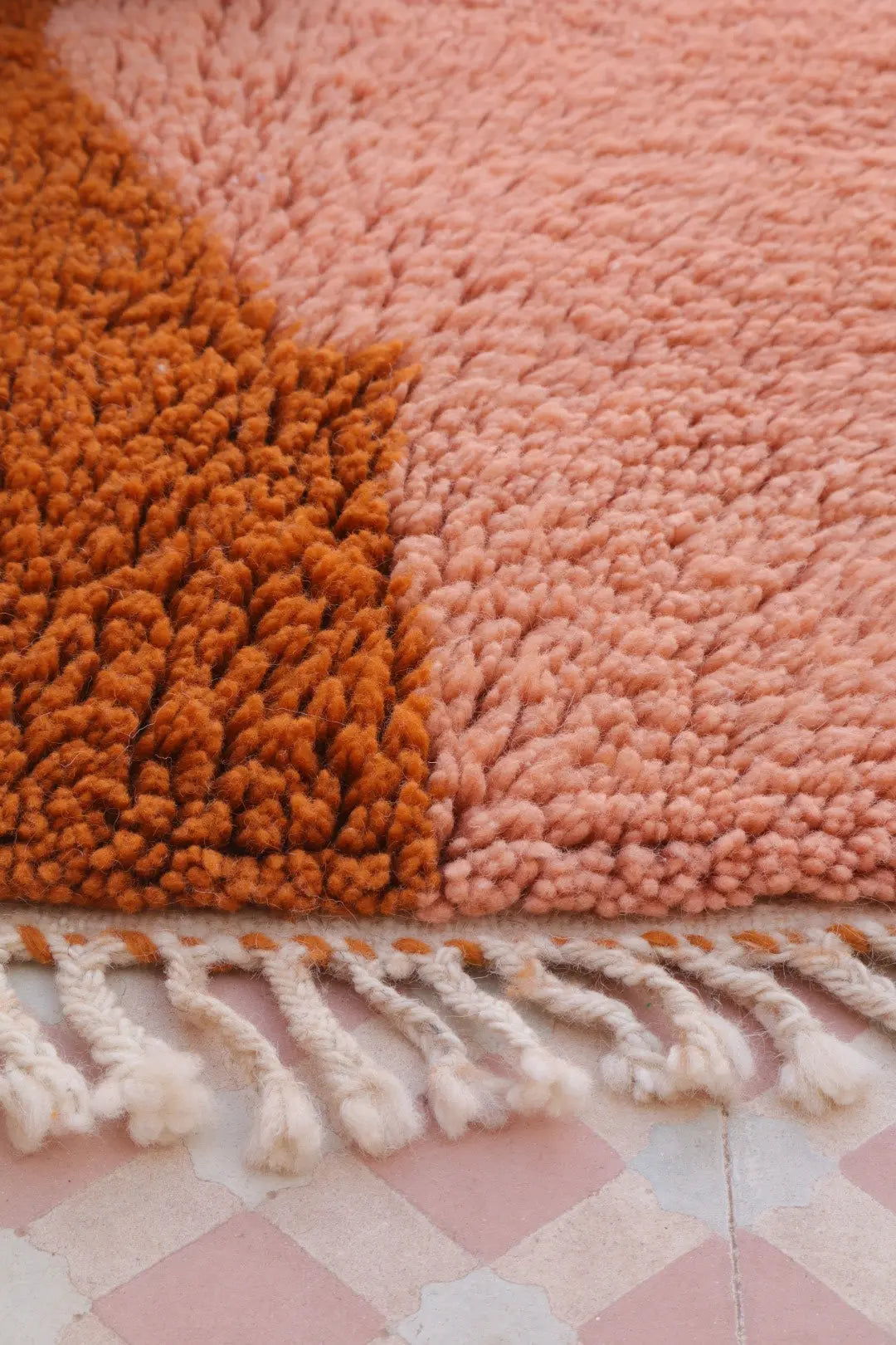 Tapis Berbère coloré Azilal Contemporain Terracotta & Saumon - 245 x 147 cm Néda