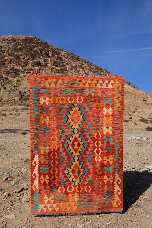Tapis kilim afghan coloré  orange et rouge à motifs multicolores en laine fait-main