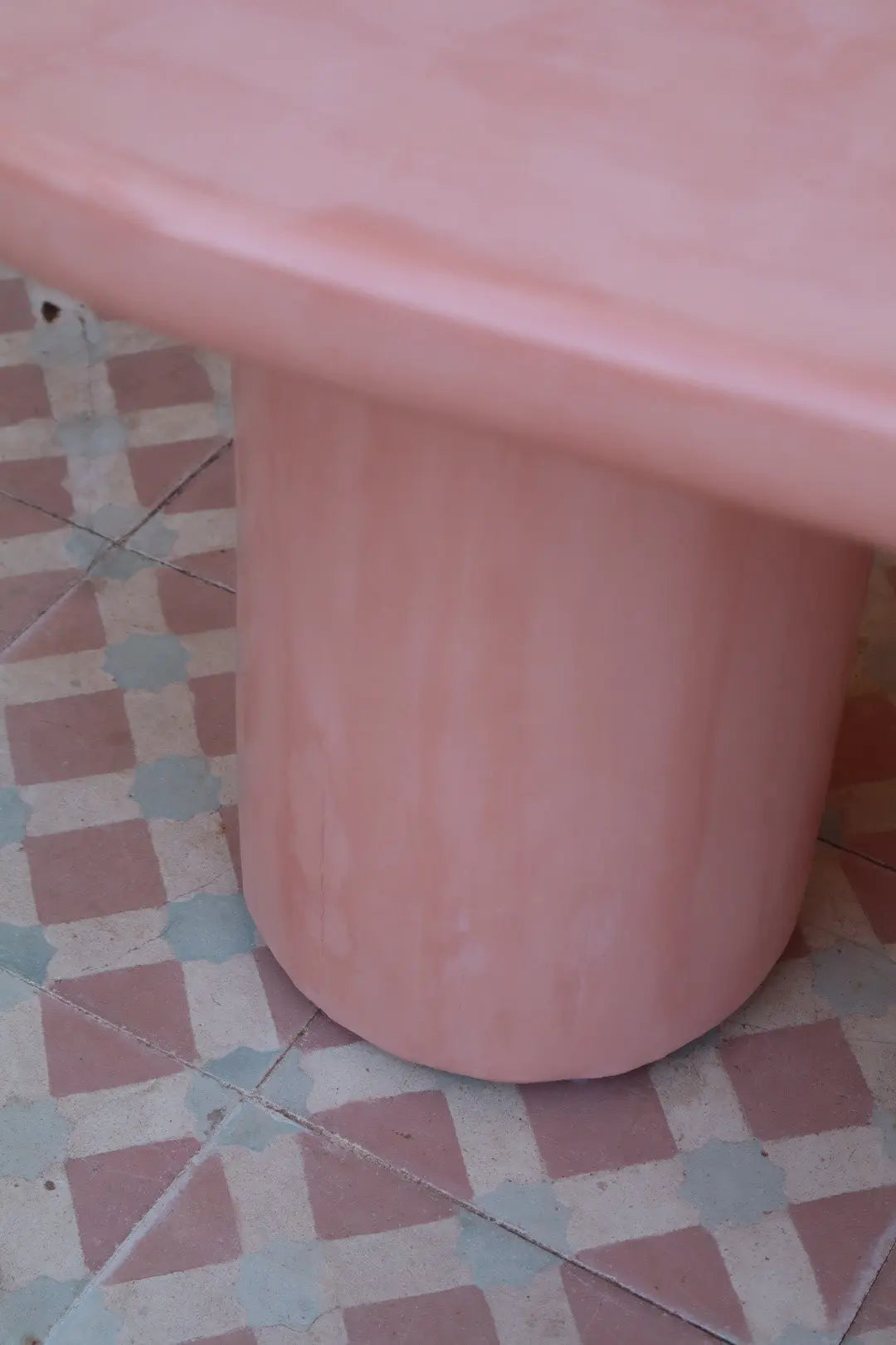 Table Basse Organique en Béton Ciré - « CURVE » Rose Néda