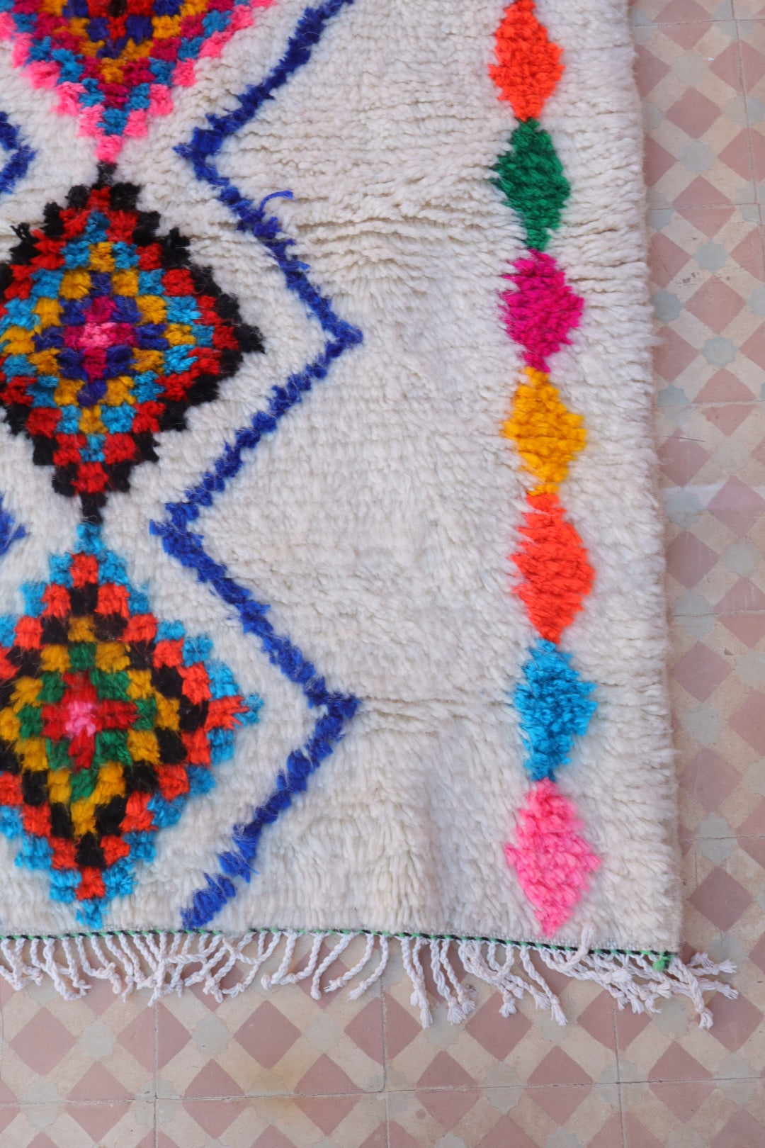 Tapis Berbère Azilal Blanc Motifs Losanges Colorés et Fluo- 152 x 102 cm Néda