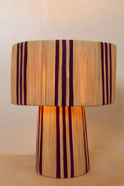 Lampe à poser en Raphia Rayée Violet et Naturel - « LUZ »