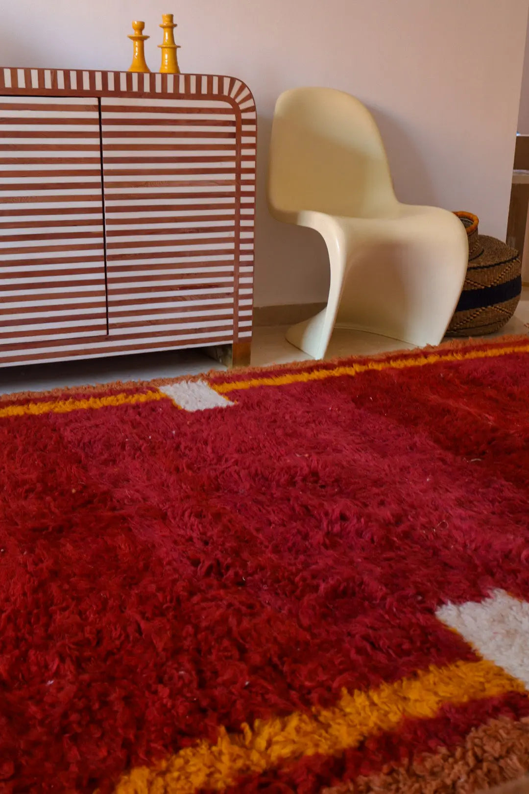 Tapis berbère rouge cerise bordeaux avec bordière marron et jaune moutarde épais fait main, tapis berbère rouge, avec panier bolga