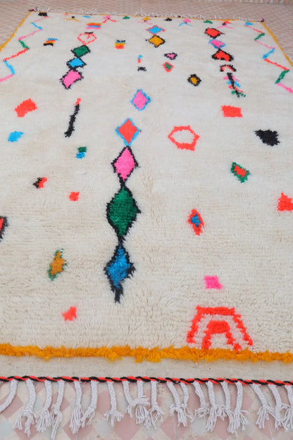 Tapis Berbère Coloré Blanc Motifs Multicolore Cadre Jaune - Azilal Néda