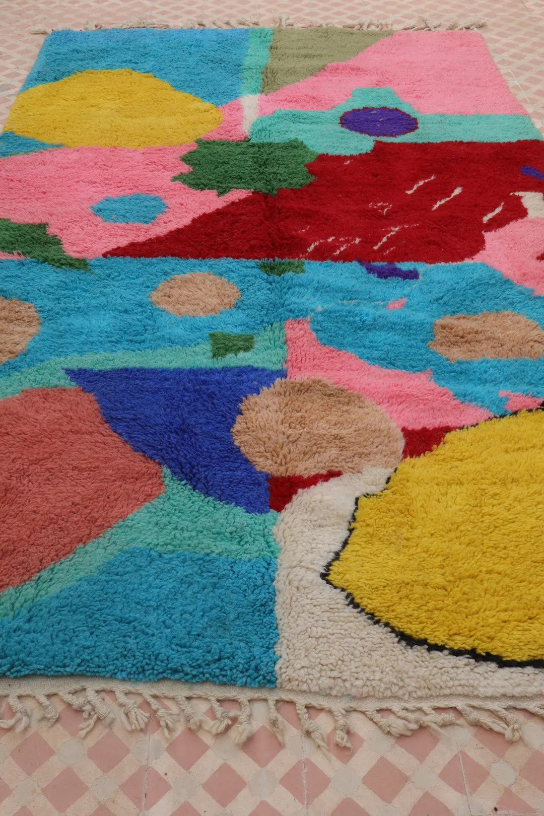 Tapis Berbère Multicolore Retranscritpion du Tableau de Mael Le Briand - 254 x 150 cm Néda