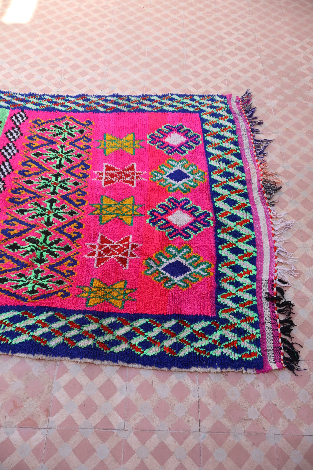 Tapis Berbère Azilal Couloir Vintage Fluo- 327 x 128 cm Néda