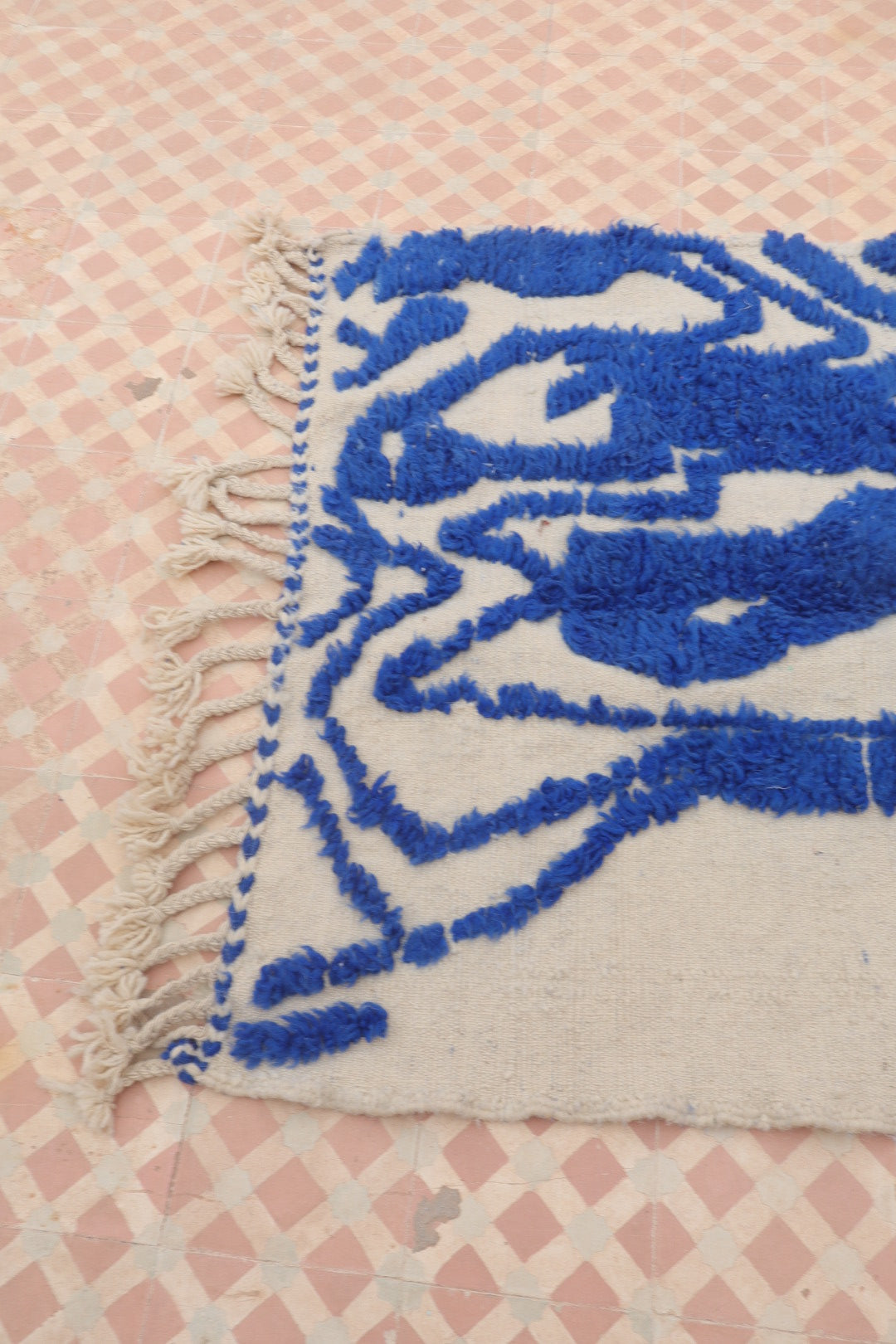 Tapis Berbère Béni Ouarain Moderne Bleu Klein À Reliefs Abstrait - Modèle signature - 205 x 108 cm Néda