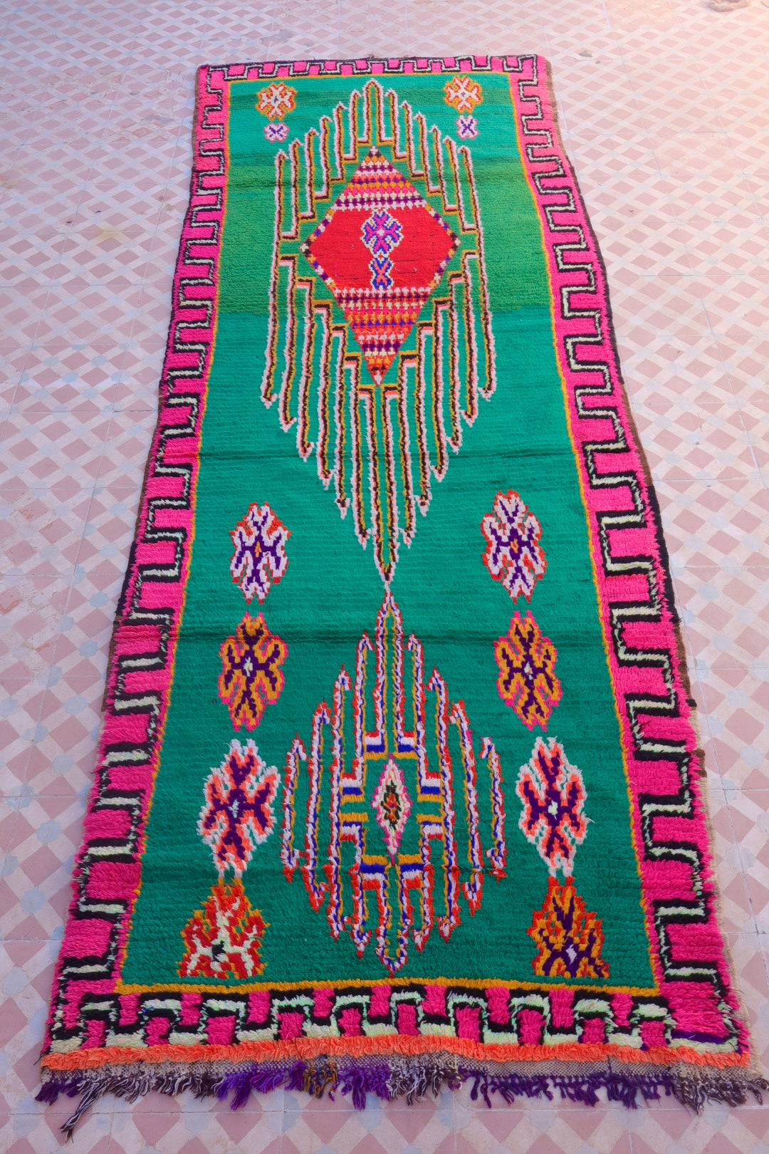 Tapis berbère vintage coloré à motifs fluo tapis azilal ancien vert à motifs rose fluo tapis marocain long coloré tapis berbère ancien vert et rose Fluo tapis marocain ancien de couloir coloré 