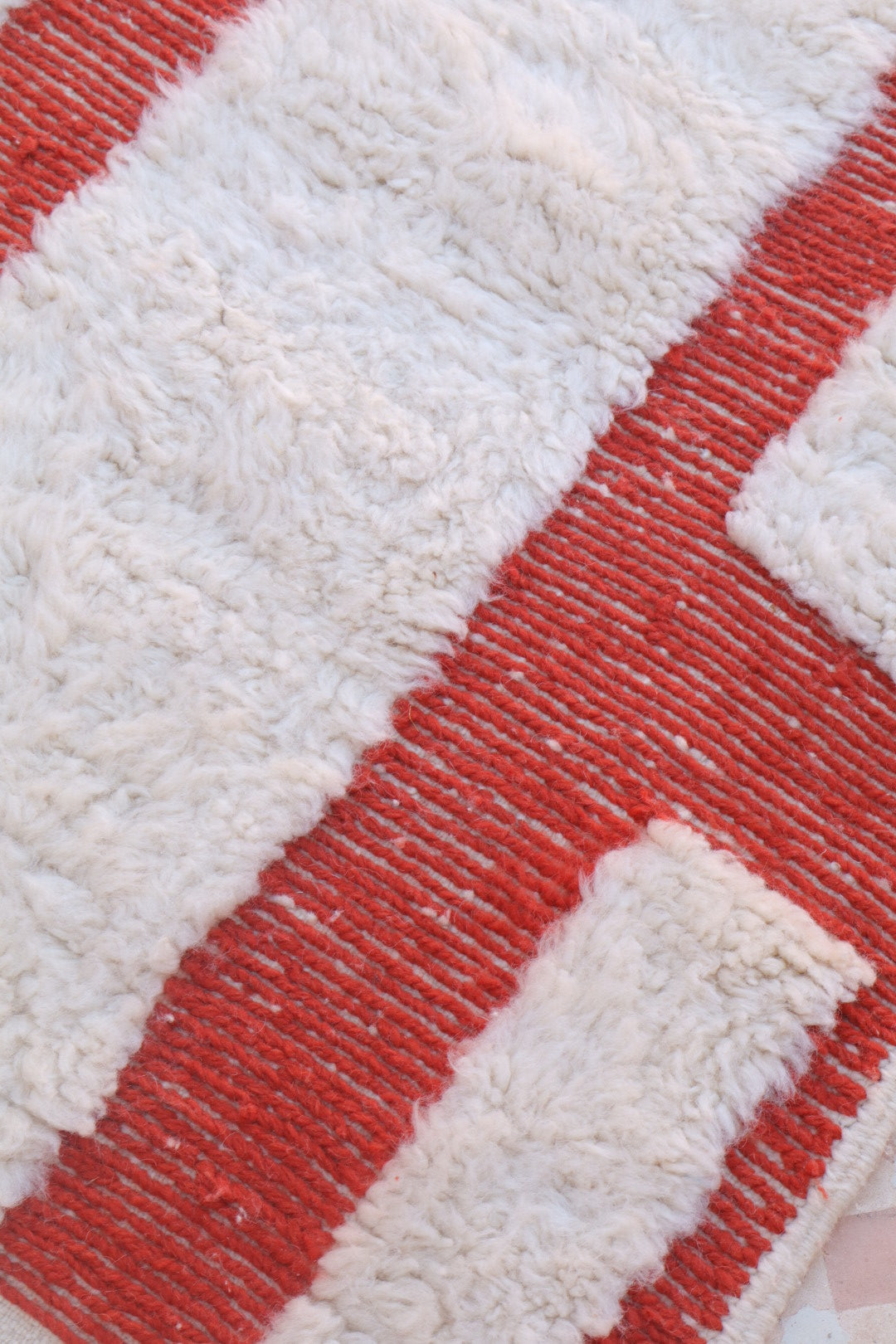 Beni Ouarain Modern White Berber Rug with Red Reliefs - 318 x 220 cm