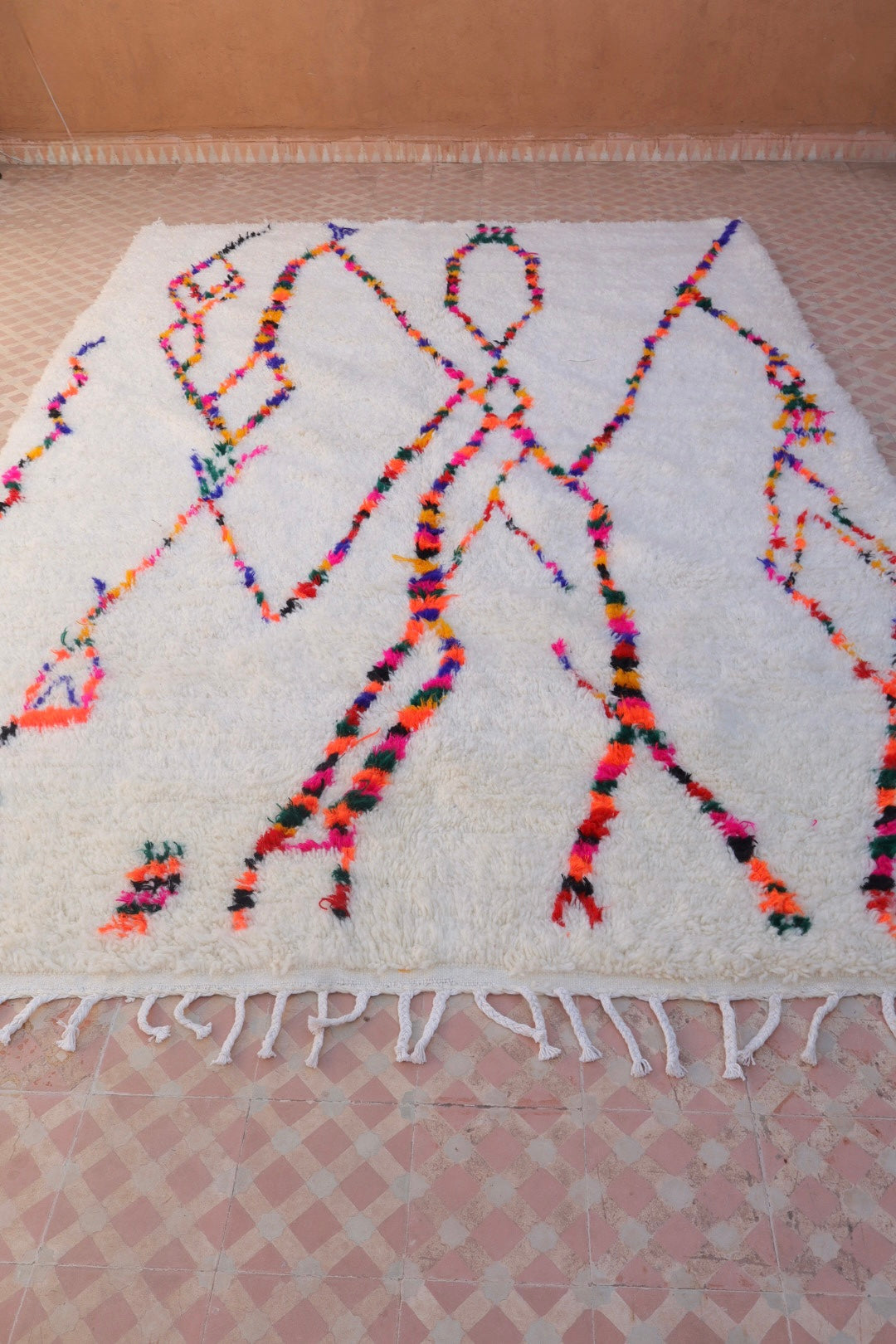 Tapis Azilal Berbère Blanc à Motifs Colorés et Fluo – Fait main- 307 x 207 cm Néda