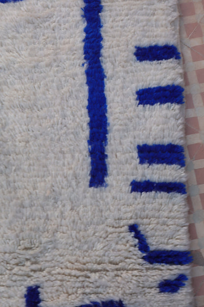 Tapis Berbère Couloir Azilal Blanc à Motifs Bleu Majorelle - 308 x 79 cm Néda