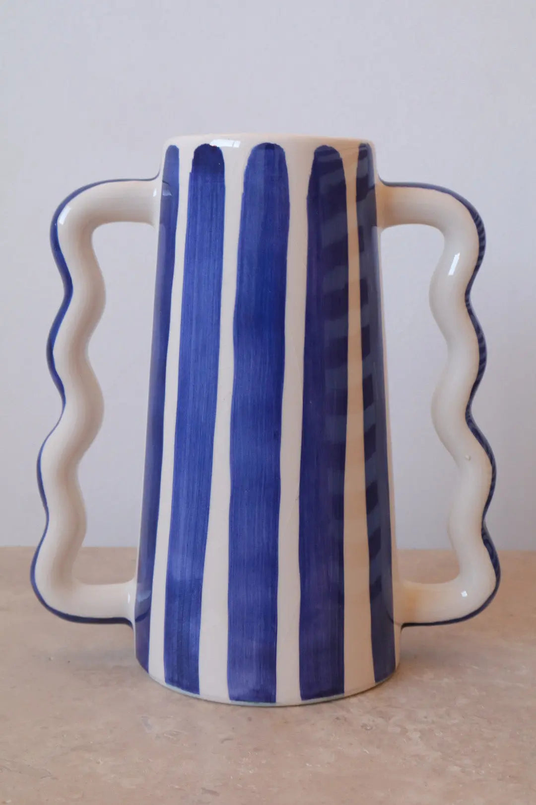 Vase abstrait en céramique à rayures Bleu Majorelle et blanches Néda