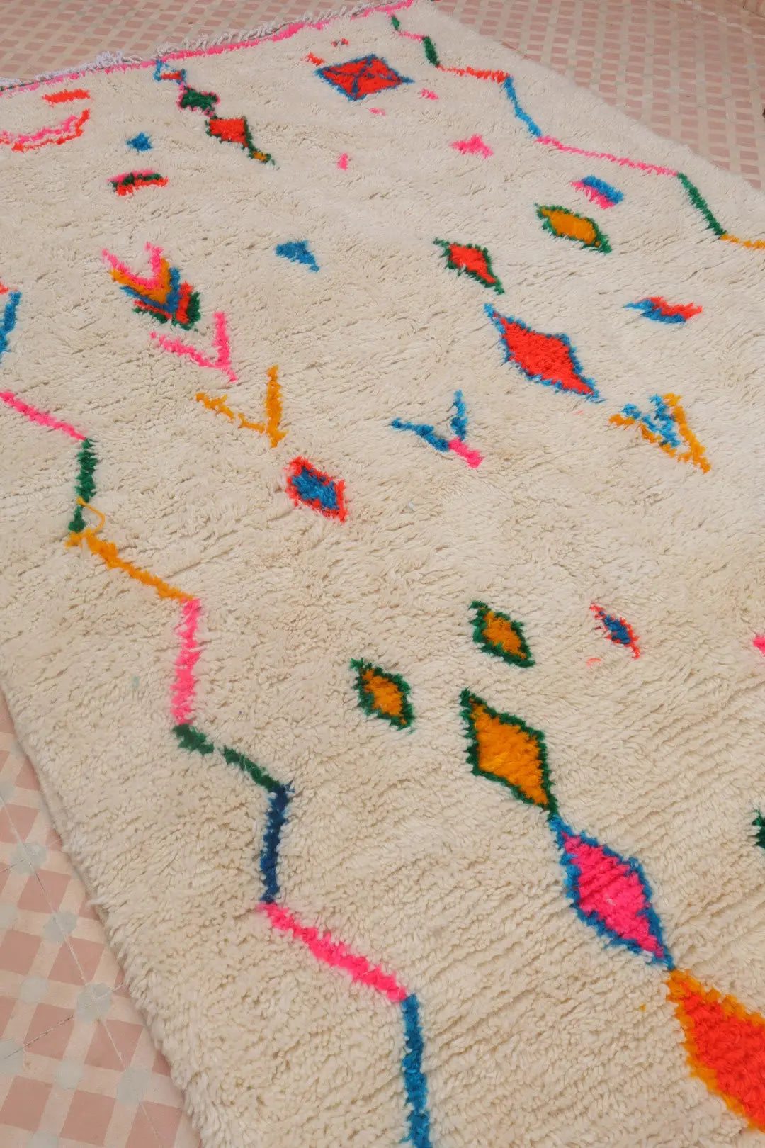 سجادة بربرية ملونة بيضاء بنقوش متعددة الألوان وحواف وردية - أزيلال نيدا