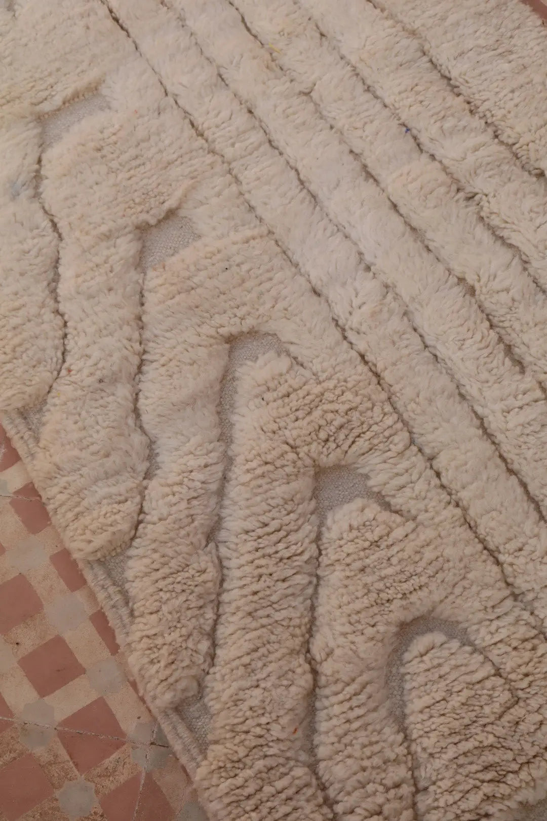 Tapis Berbère de Couloir Béni Ouarain Blanc Moderne à Reliefs Qualité Supérieure- 315 x 76 cm Néda