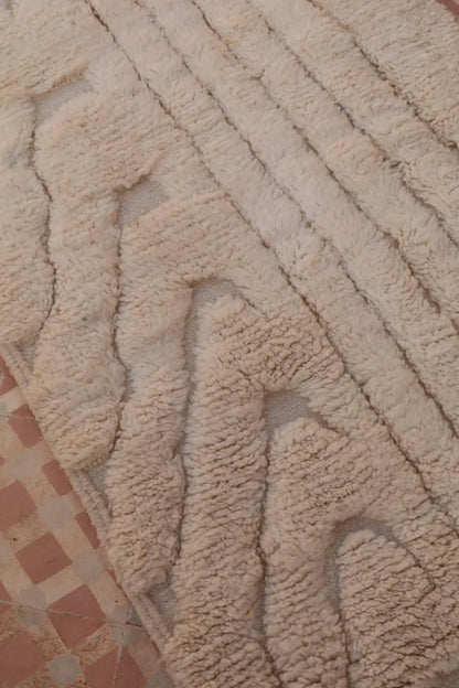 Tapis Berbère de Couloir Béni Ouarain Blanc Moderne à Reliefs Qualité Supérieure- 315 x 76 cm Néda