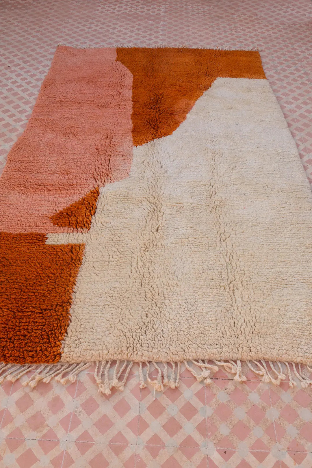 Tapis Berbère coloré Azilal Contemporain Terracotta & Saumon - 245 x 147 cm Néda