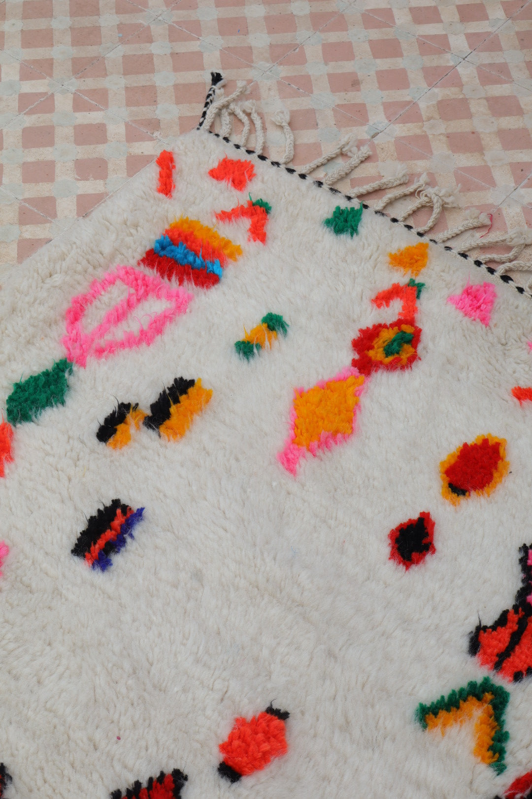 Berberteppich Flur Azilal Weiß mit bunten fluoreszierenden Mustern - 286 x 92 cm Néda